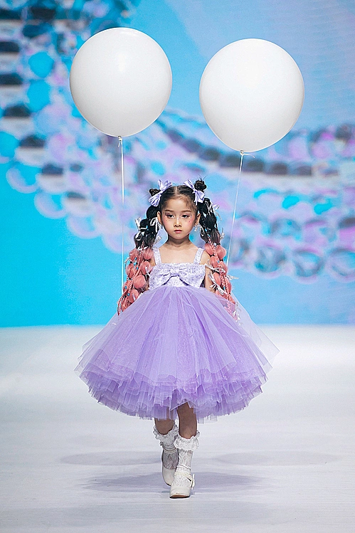 There were many times that Uyen had to wear complicated outfits with many accessories, but she handled them with ease. Her expression and aura on stage have been compared to adult models.