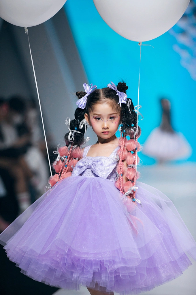 The 2023 Asian Kids Fashion Week is an event featuring the work of 18 designers from 12 countries, including Vietnamese brands and famous influencers in Asia. This is also a platform for child models to show their talent and potential.