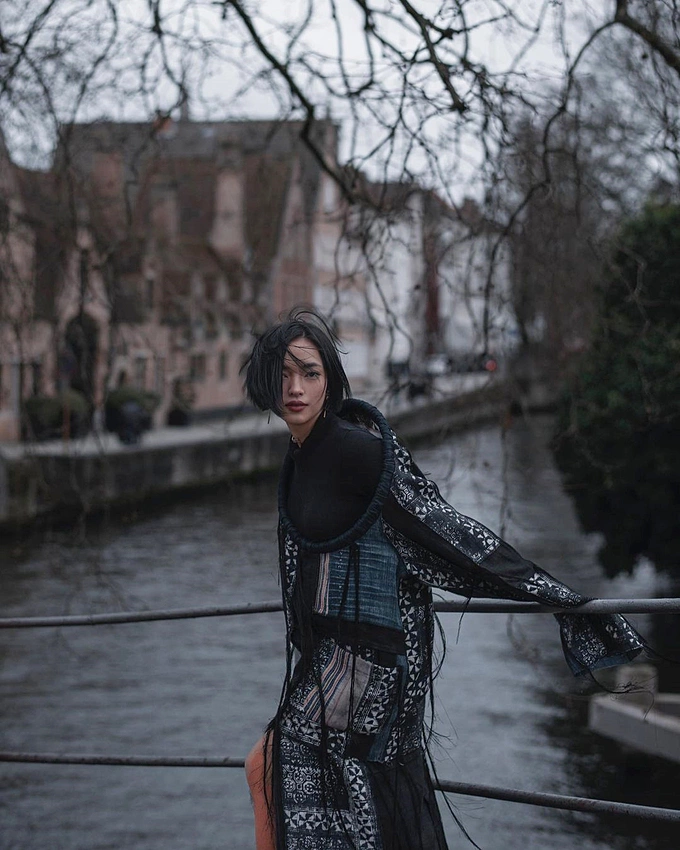 She also wore a brocade dress by Vietnamese designer Nguyen Hoang Tu at Milan Fashion Week. She is now preparing to attend Paris Fashion Week.Chau Bui’s rise to fame in Vietnam began with freelance modeling, a trade she has gradually leveraged into establishing herself as one of the country’s most prominent fashion influencers.