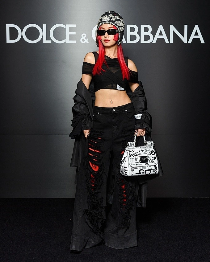 For D&G’s Fall/Winter 2023 show, Chau chose a dynamic outfit that included a crop top, wide-leg jeans and a beaded pilot hat. The look was made more elegant by her classic style handbag. She said the new D&G is feminist, seductive and powerful, emphasizing womens figures with thin, sheer designs and metallic details.
