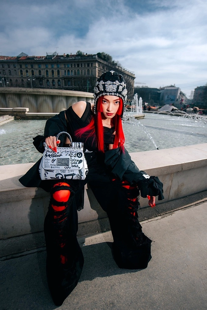 Chau switched from a black bob hairstyle to a new look with a red wig for an outdoor photoshoot. Before the trip, the 25-year-old prepared more than 10 sets of wigs of all sizes and colors to fit any situation.