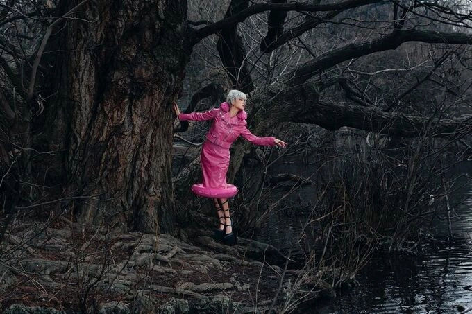 With a height of 1.6 m, Chau always wears high heels that are 15-cm high to fit many types of outfits during photoshoots.
