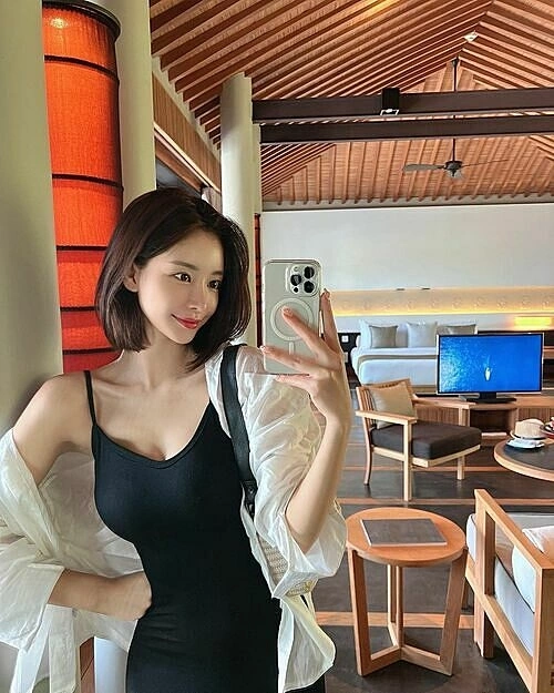 The model stayed at a resort in Vinh Hy Bay, Ninh Thuan Province. It’s one of the most expensive resorts in Vietnam, with prices ranging from VND40-VND100 million ($1,685-$4,214) a night.