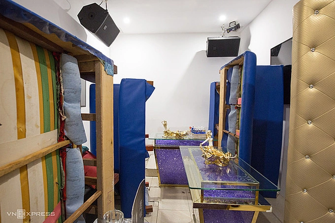 Its singing rooms have temporarily become warehouses. The owner pays a monthly rent of VND300 million. According to the manager, all four parlors have removed all flammable decorations, created emergency exits and installed gas masks, but has yet to get the safety certificate.