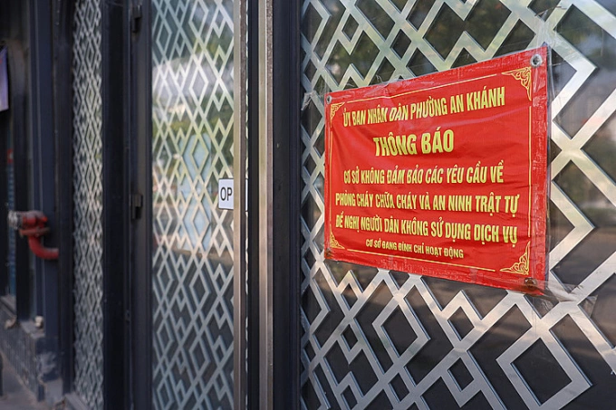 A notice put up outside the parlor by the People’s Committee of An Khanh Ward says it is under repair and temporarily closed.