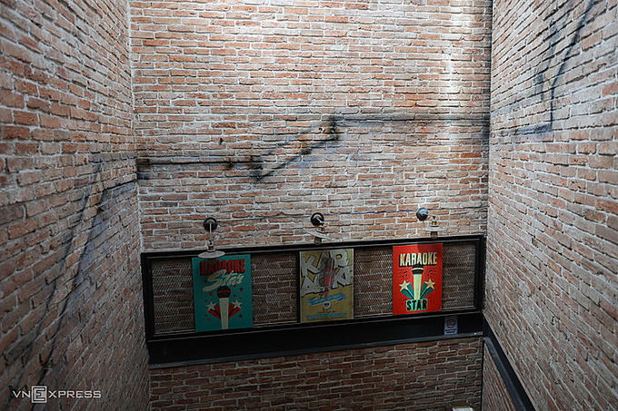 Stairs leading to its terrace have been removed because they did not meet fire safety norms. The parlor has also removed many decorative items that could cause a fire or explosion from its singing rooms, installed fireproof doors, closed the stairwell, and renovated the exits to comply with fire safety regulations.