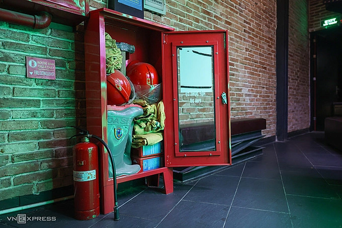 Corridors have been equipped with protective equipment, gas masks, emergency hammers, and fire extinguishers. The chain had sought safety certification for its parlors last October, but is still waiting for it. The manager said the long shutdown has caused heavy losses, and most employees have been forced to quit. According to a senior official at the Department of Fire Prevention, Fighting, Relief and Rescue, many karaoke parlors have been repaired and renovated but still do not meet fire safety requirements because the original construction is difficult to change. That was why they have not been certified yet, he said. These facilities are required to fully comply with requirements to reopen.
