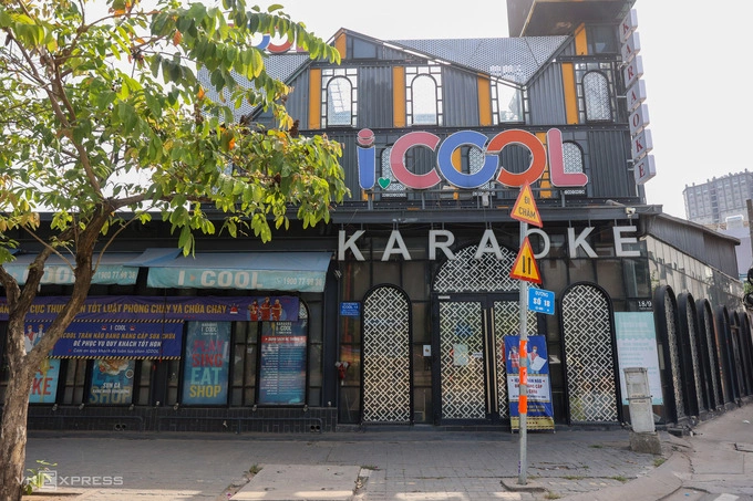 On Tran Nao Street in Thu Duc City, one of the 17 karaoke parlors run by the Icool chain has been closed for six months. Dinh Hoang Thuy Duong, the manager of the chain, said tens of billions of dong are spent each month on maintaining equipment and rents.