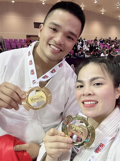 Duong Thi Thanh Minh (right) and Le Duy Thanh win two of five goad medals for Vietnam at the seventh Asian Jujitsu Championship in Thailand. Photo courtesy of Thanh Minh