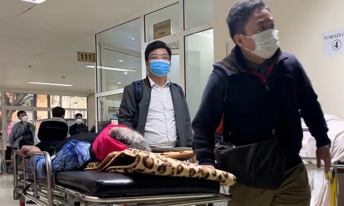 A patient is admitted to Viet Duc Hospital for emergency aid, March 1, 2023. Photo by VnExpress/Le Nga