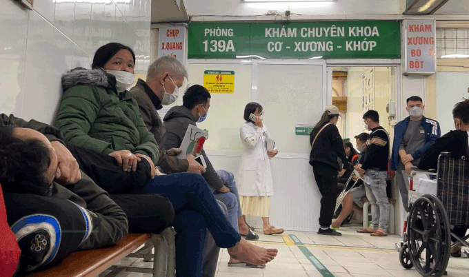 Patients wait at Viet Duc Hospital in Hanoi, March 1, 2023. Photo by VnExpress/Le Nga