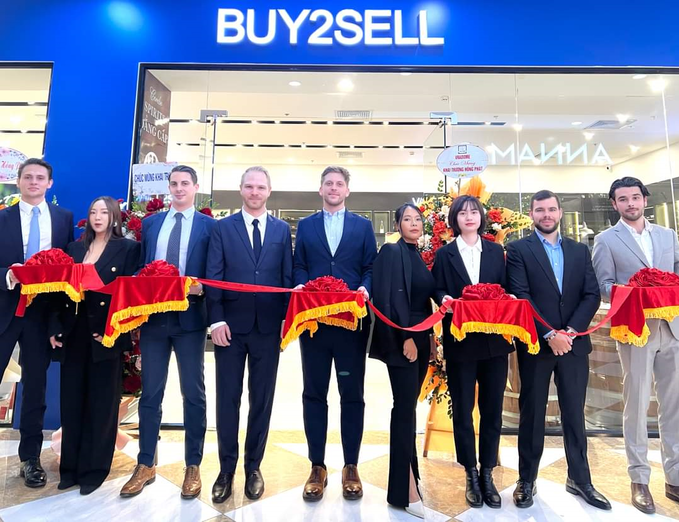 Grand opening ceremony of Buy2sell showroom at Vincom Mega Mall Times City. Photo by Buy2sell