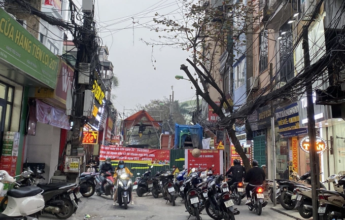 A blockhouse occupies nearly 40 meters of the main roadway on Luong The Vinh Street, Hanoi on March 2, 2023. Photo by VnExpress/Quynh Nguyen