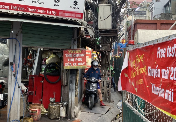 The passage on the sidewalk is less than one meter in width and is blocked by an electric pole, making it difficult for people to go through the blockhouse, on March 2, 2023. Photo by VnExpress/Quynh Nguyen
