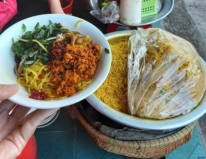 A bowl of stir-fried vermicelli with turmeric and pig intestines costs around VND15,000 on average (63 cents). Photo by VnExpress/Ngoc Tran
