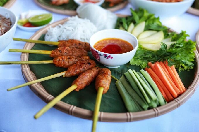 Prices of bun thit nuong range from VND30,000 to VND40,000 ($1.27 to $1.69). Photo by VnExpress/Ngoc Tran