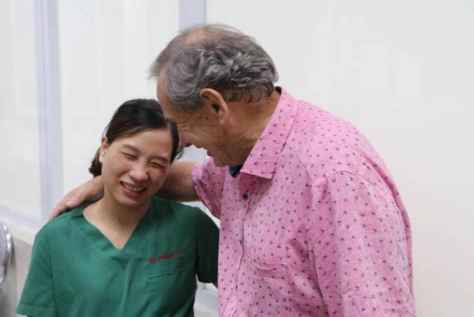 Dixong John Garth and nurse Vu Thi Thuy Nhinh at the National Hospital of Tropical Diseases, March 8, 2023. Photo by the hospital