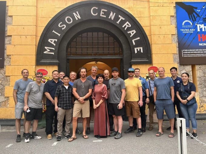 Matthew McConaughey, Woody Harrelson and the crew take a photo at the gate of Hoa Lo Prison on March 10, 2023. Photo by Hoa Lo Prison Relic