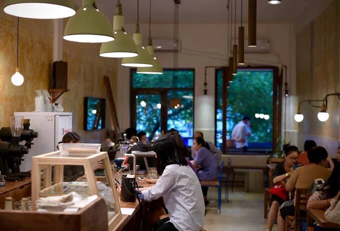Visitors can choose to sit at the counter as well as on the balcony. Photo courtesy of Manki