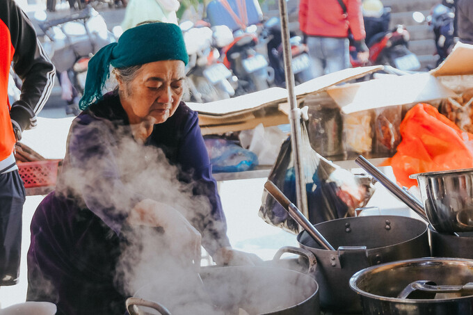 Mrs. Ha helps with her familys steamed rice rolls eatery in Ha Giang Province. Photo by VnExpress/Xuan Phuong