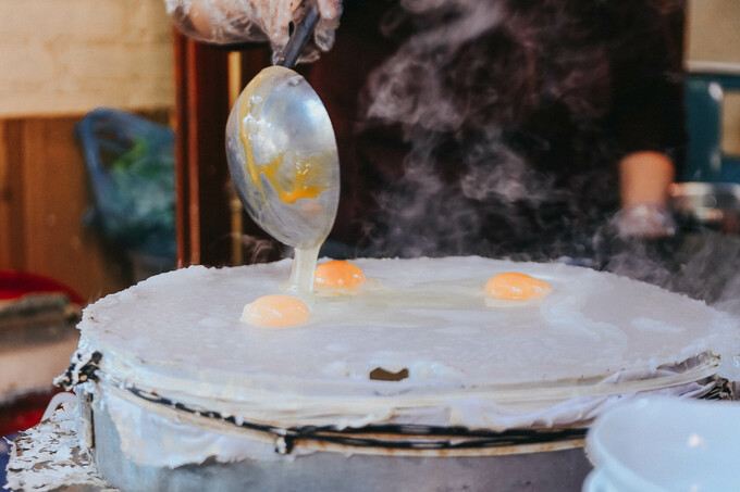 Eggs are added to the rice paper before it is rolled up. Photo by VnExpress/Xuan Phuong