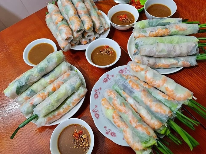 Peanut dipping sauce is often served with spring rolls. Photo by VnExpress.