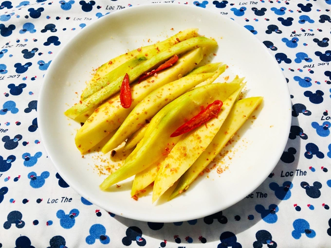 Green mangoes tossed with muoi ot have a sweet, sour and spicy taste. Photo by VnExpress