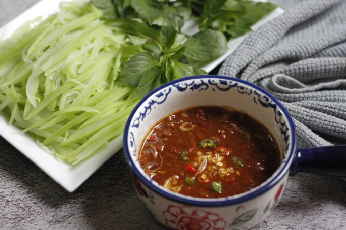 Mam ruoc dipping sauce has a bright red color and savory taste. Photo by VnExpress.
