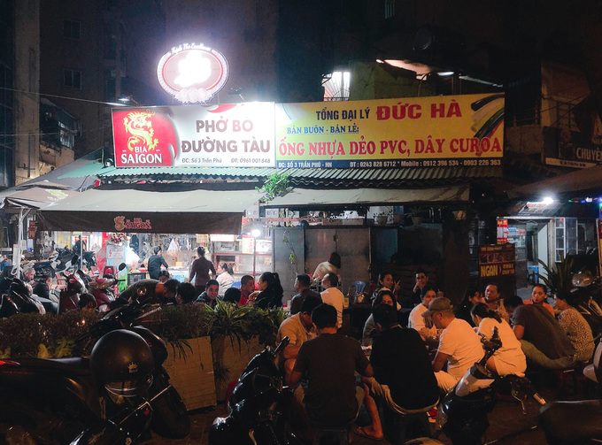 The restaurant is often crowded at night. Photo by VnExpress