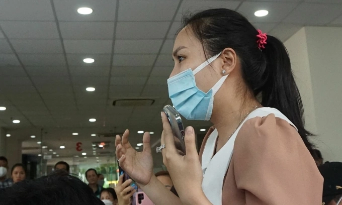 My Linh, a parent of a student, speaks at a meeting between Apax Holdings leaders and students parents in Ho Chi Minh City on Mar. 15, 2023. Photo by VnExpress/Nhat Le