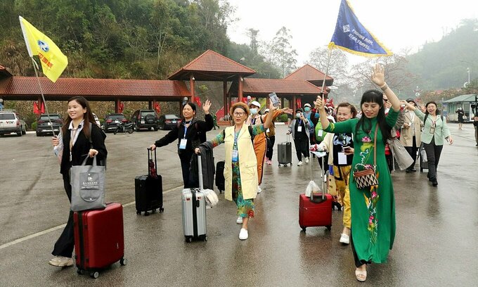 A group of Chinese tourists arrive at the Huu Nghi border gate in Lang Son Province in northern Vietnam on March 15, 2023. Photo by VnExpress/Thuy Ha