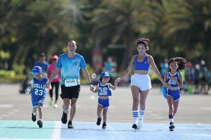 A family participates in the VnExpress Marathon Quy Nhon. Photo: VM