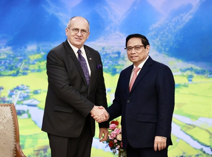 Prime Minister Pham Minh Chinh (R) meets with Polands Foreign Minister Zbigniew Rau in Hanoi, March 16, 2023. Photo by Vietnam News Agency