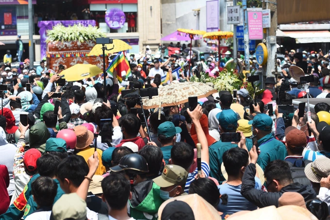 The crowd at the funeral of reformed theater artist Vu Linh on March 9, 2023. Photo by VnExpress/Thanh Tung