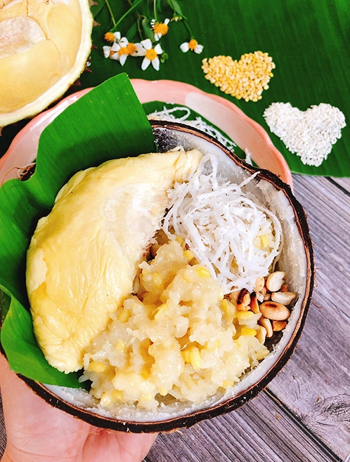 Durian sticky rice has an eye-catching yellow color. Photo by VnExpress/Ngo Tuyet Phuong