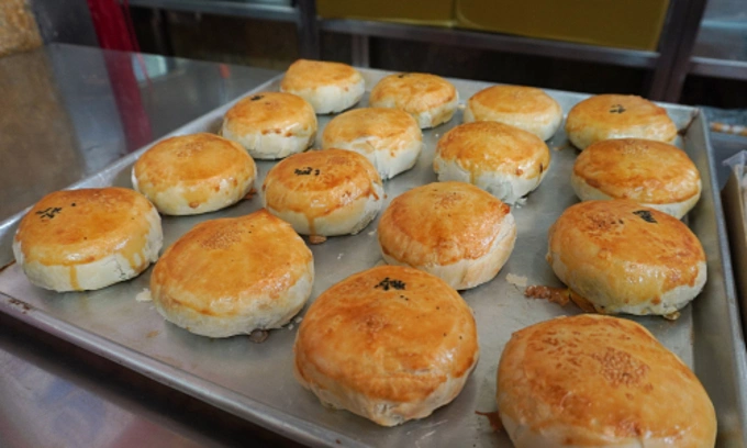 Many people enjoy banh pia because of its thin crust with sweet filling. Photo by VnExpress