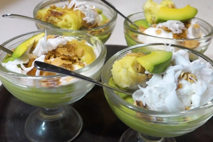Cups of avocado durian ice cream with a generous amount of toppings. Photo by VnExpress/Hien Duc