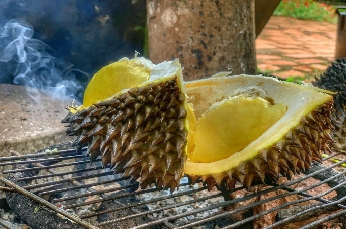 Grilled durian tastes like grilled sweet potatoes. Photo by VnExpress/Ha My