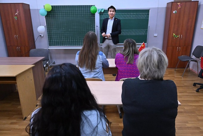 The ChineseFirst language center co-founder Wang Yinyu teaches a Chinese class for adults. Photo by AFP/Yuri Kadobnov