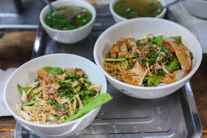 Dry char siu noodles and oyster sauce served with broth on the side at Thieu Ky noodles shop. Photo by VnExpress/Quynh Tran
