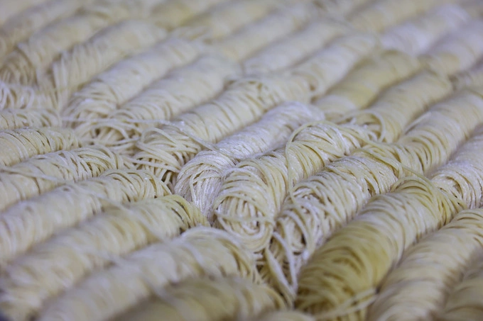 The noodle nests are arranged evenly on a tray in the kitchen to be used the same day. Photo by VnExpress/Quynh Tran
