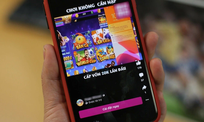 A gambling ad suggested to Facebook users on a mobile phone. Photo by VnExpress/Khuong Nha