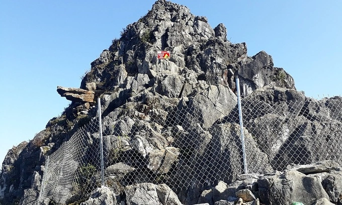 Fences are erected around roads leading to a cliff in Meo Vac in Ha Giang Province, northern Vietnam. Photo by VnExpress/Nguyen Tien Ha