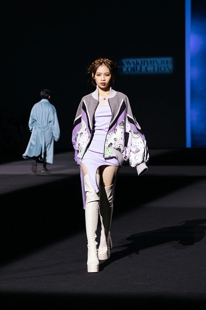 Bao Ha walks the runway at the 2023 Seoul Fashion Week. Photo by VnExpress/Zee Nguyen