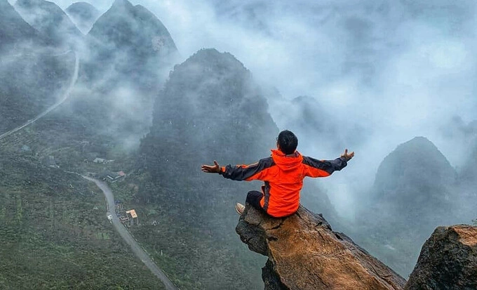 A tourist with a mesmerizing photo from a cliff in Meo Vac District in Ha Giang. Photo by Abtrip
