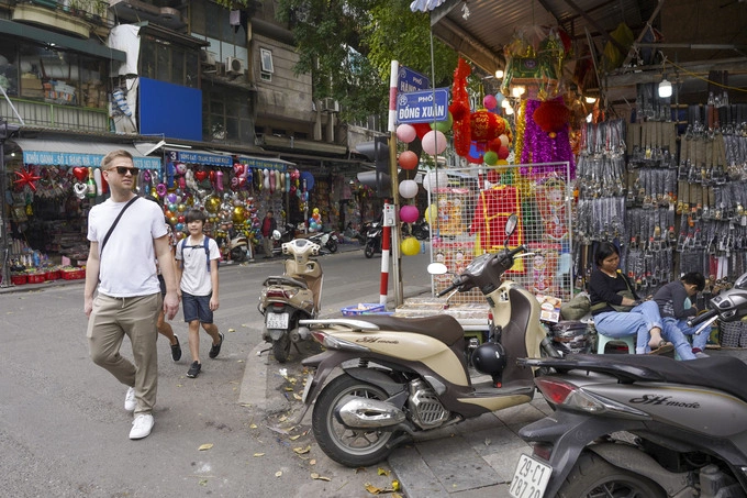 Tourists wear T-shirts amid high temperatures in Hanoi, March 2023. Photo by VnExpress/Pham Chieu