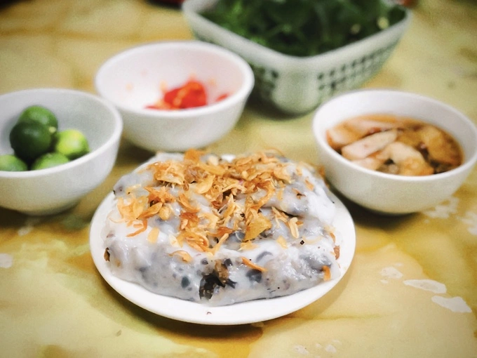 A set of banh cuon filled with wood ear mushroom, ground pork comes with dipping sauce with pork rolls for VND20,000. Photo by VnExpress/Quynh Mai