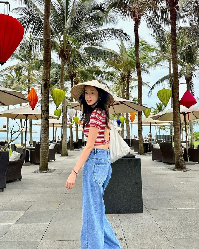 Lee, known for her performances in several hit South Korean TV series and films, visited Da Nang with her parents and friends. She stayed at a 5-star resort that can cost up to VND120 million ($5,100) a night. The resort is located right on Ha My Beach, about 7 km from Hoi An Ancient Town. The convenient location allowed her to conveniently explore both Hoi An and Da Nang, two of the most famous tourist destinations in Central Vietnam.