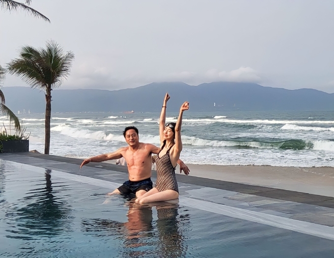 The actress also took a photo with her father by the resort’s beachside infinity pool. During her few days in Da Nang, Lee tried to use as much Vietnamese as she could on social media. She expressed her love for many things Vietnamese, including conical hats.