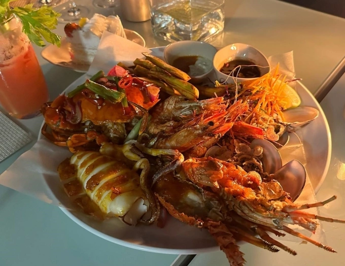She enjoyed a dinner of grilled seafood and white wine in the pleasant March weather. Lee started her acting career in 2002 at the age of 17 with small roles in TV series and films. Her breakout role came in 2013 when she starred in the hit courtroom drama I Can Hear Your Voice, followed by a leading role in the revenge series Big Man. Accolades she’s received during her career include awards at the Asia Artist Awards, KBS Drama Awards and SBS Drama Awards.